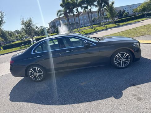 Used 2022 Mercedes-Benz E 350 4MATIC Sedan image 3