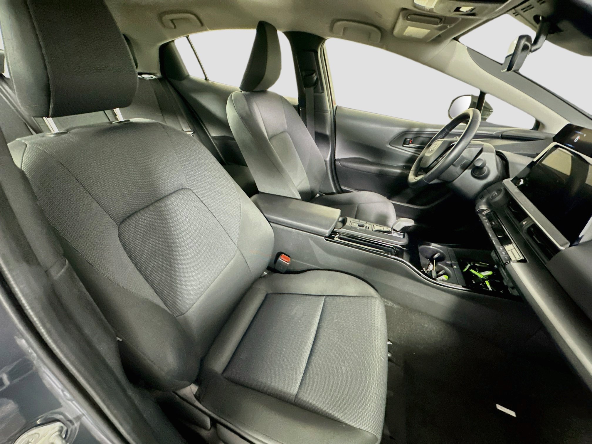 Used 2025 Toyota Prius LE FWD image 30