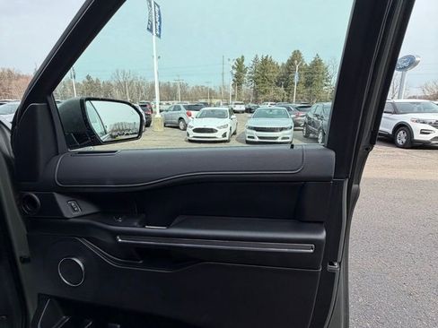 Used 2019 Ford Expedition XLT w/ Equipment Group 202A AWD/4WD image 18