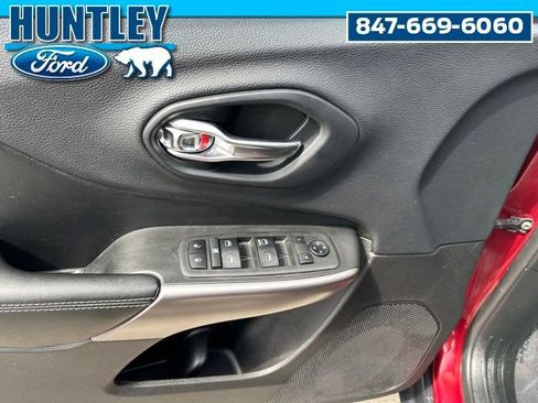 Used 2019 Jeep Cherokee Latitude w/ Cold Weather Group AWD/4WD image 36