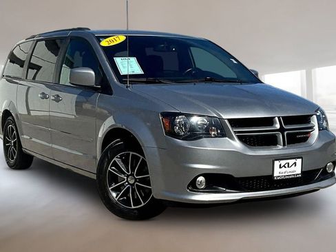 Used 2017 Dodge Grand Caravan GT image 3