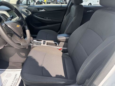 Certified 2017 Chevrolet Cruze LS FWD image 10