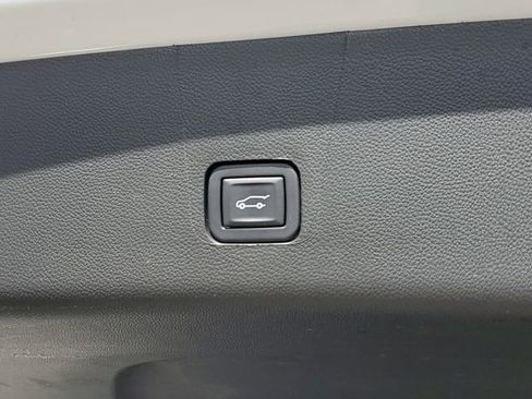 Used 2023 Chevrolet Traverse LT FWD image 8