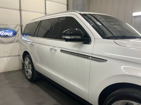 Used 2025 Lincoln Navigator Reserve AWD/4WD image 4