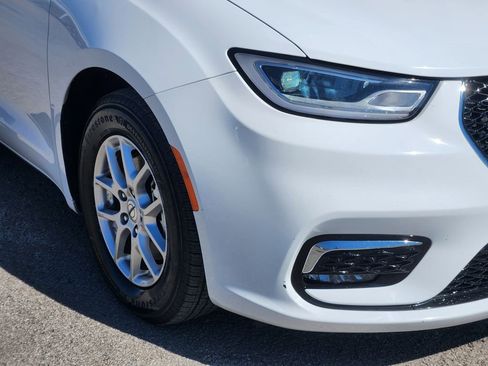 Used 2024 Chrysler Pacifica Touring-L image 9