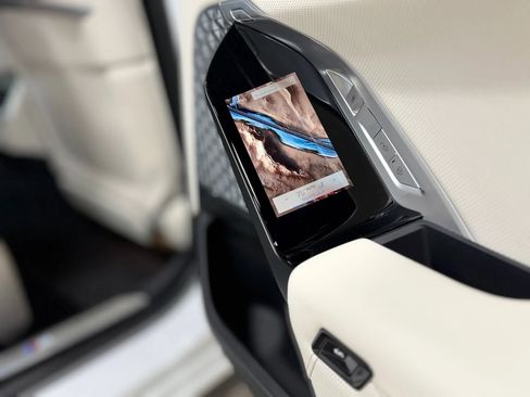 Used 2024 BMW 760i xDrive image 40