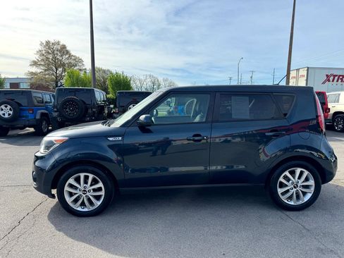 Used 2017 Kia Soul + image 6