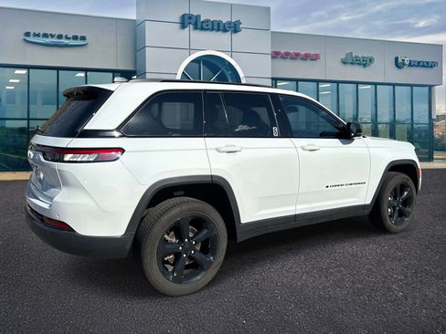 Used 2025 Jeep Grand Cherokee Altitude AWD/4WD image 2