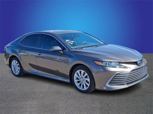 Used 2023 Toyota Camry LE image 3