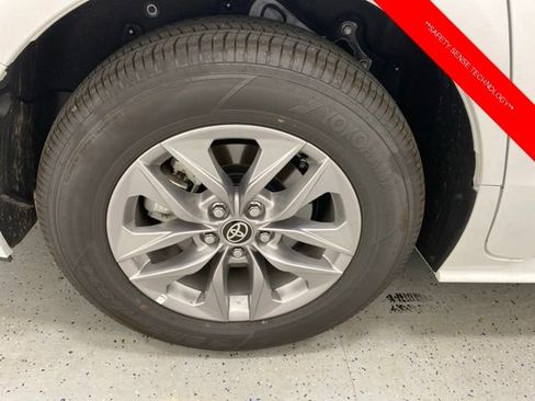 Used 2026 Toyota Sienna LE FWD image 8