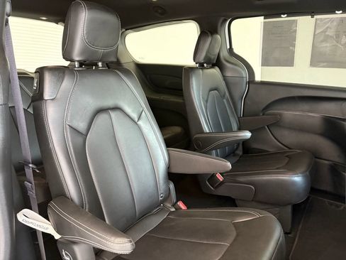 Used 2025 Chrysler Pacifica Select FWD image 35