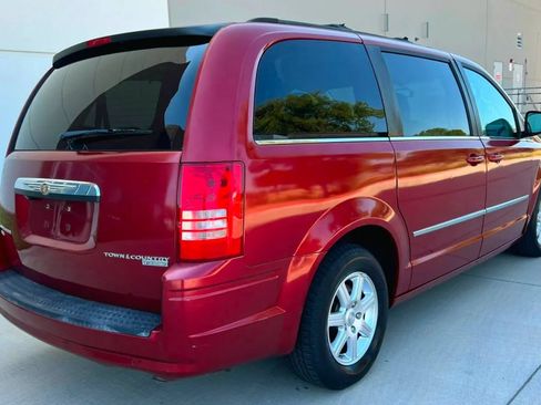 Used 2010 Chrysler Town & Country Touring Plus w/ Safetytec Group FWD image 7