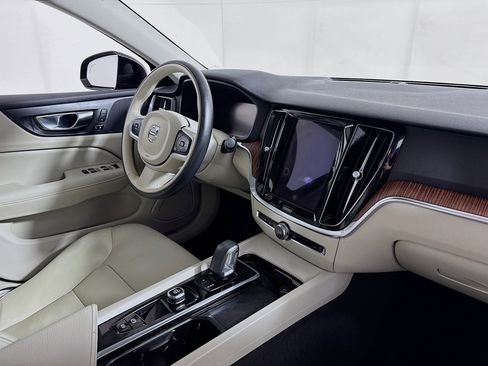 Used 2022 Volvo S60 B5 Momentum image 28