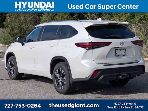 Used 2021 Toyota Highlander XLE AWD/4WD image 3