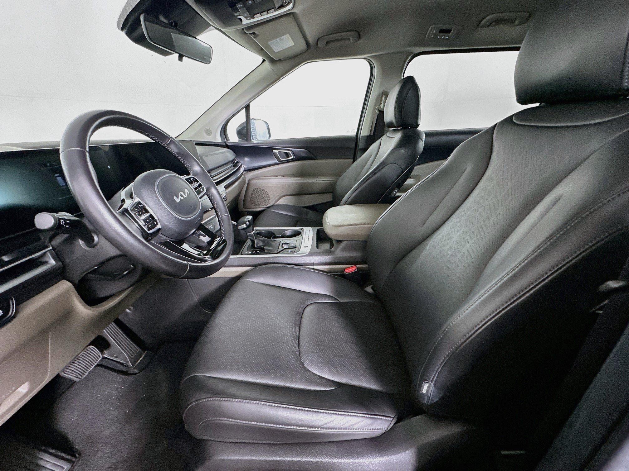 Used 2025 Kia Carnival FWD image 13