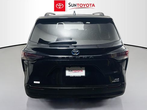 Used 2023 Toyota Sienna XLE FWD image 5
