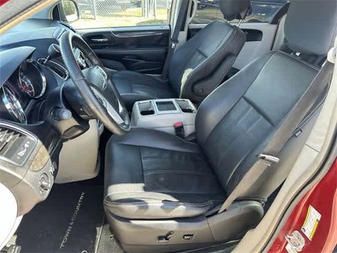 Used 2013 Chrysler Town & Country Touring image 12