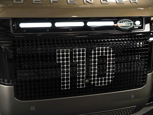 Used 2025 Land Rover Defender 110 X-Dynamic SE image 14