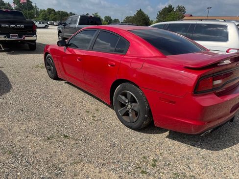 Used 2012 Dodge Charger SE RWD image 2