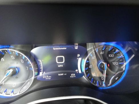 Used 2023 Chrysler Pacifica Touring-L FWD image 5