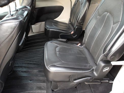 Used 2018 Chrysler Pacifica Limited w/ Tire & Wheel Group image 29