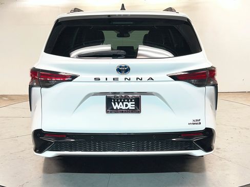 Used 2023 Toyota Sienna XSE w/ XSE Plus Package FWD image 4