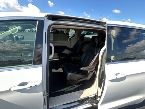 Used 2023 Chrysler Pacifica Touring-L FWD image 11