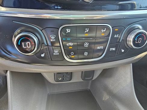 Used 2020 Chevrolet Traverse LT w/ LT Premium Package FWD image 23