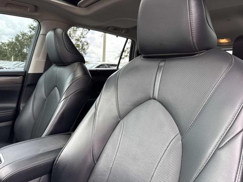 Used 2022 Toyota Highlander Limited FWD image 25