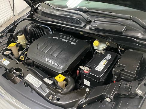 Used 2015 Chrysler Town & Country Touring-L image 16