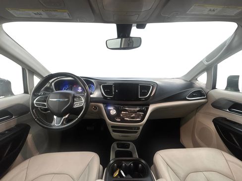 Used 2020 Chrysler Pacifica Touring-L FWD image 17