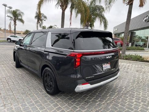 Used 2025 Kia Carnival image 4