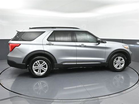 Certified 2024 Ford Explorer XLT RWD image 28