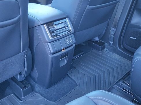 Used 2024 Subaru Ascent Limited w/ Technology Package AWD/4WD image 18