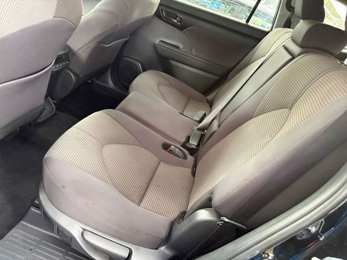 Used 2025 Toyota Highlander LE FWD image 40