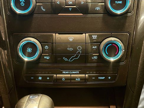 Used 2019 Ford Explorer XLT image 22