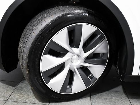 Used 2022 Tesla Model Y Long Range image 7