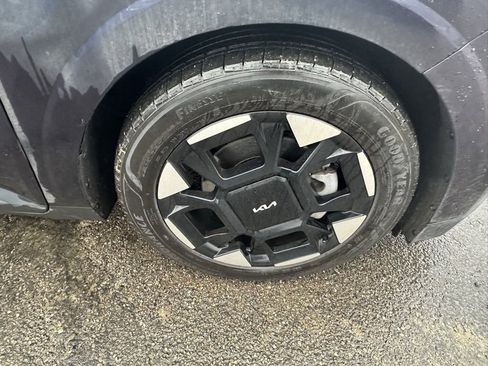 Used 2025 Kia Carnival EX image 19