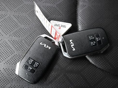 Used 2022 Kia Carnival LX FWD image 28