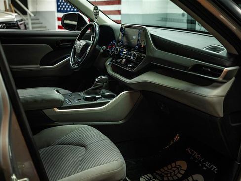 Used 2020 Toyota Highlander LE FWD image 15