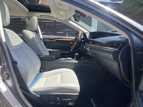Used 2015 Lexus ES 300h w/ Navigation System Package FWD image 11