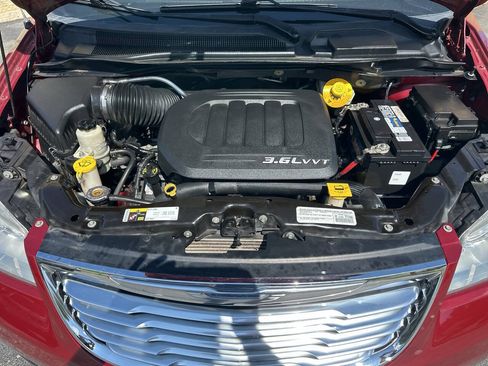 Used 2015 Chrysler Town & Country Touring w/ Driver Convenience Group FWD image 23