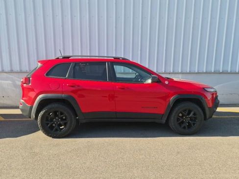 Used 2017 Jeep Cherokee Trailhawk w/ Comfort & Convenience Group AWD/4WD image 4