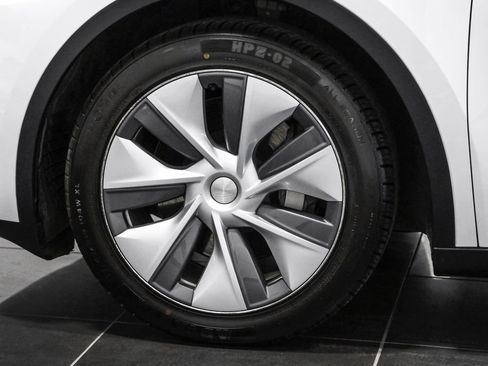 Used 2023 Tesla Model Y Long Range AWD/4WD image 44