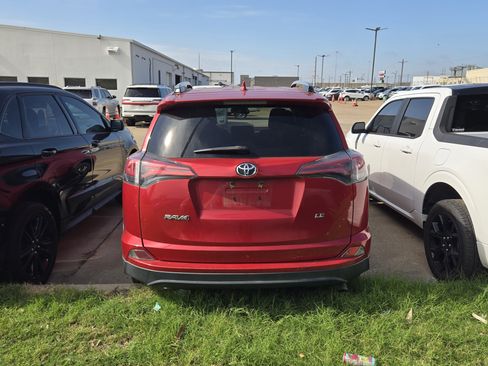 Used 2017 Toyota RAV4 LE FWD image 5