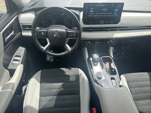 Used 2025 Mitsubishi Outlander SE FWD image 23