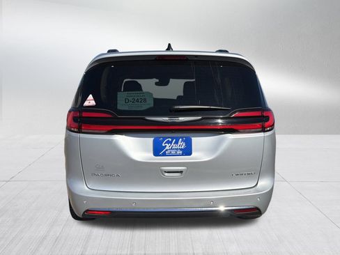 Used 2023 Chrysler Pacifica Limited image 6