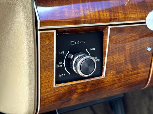 Used 1989 Lincoln Town Car Signature image 22