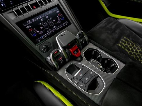 Used 2023 Lamborghini Urus Performante AWD/4WD image 32