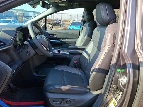 Used 2025 Toyota Sienna Platinum AWD/4WD image 11